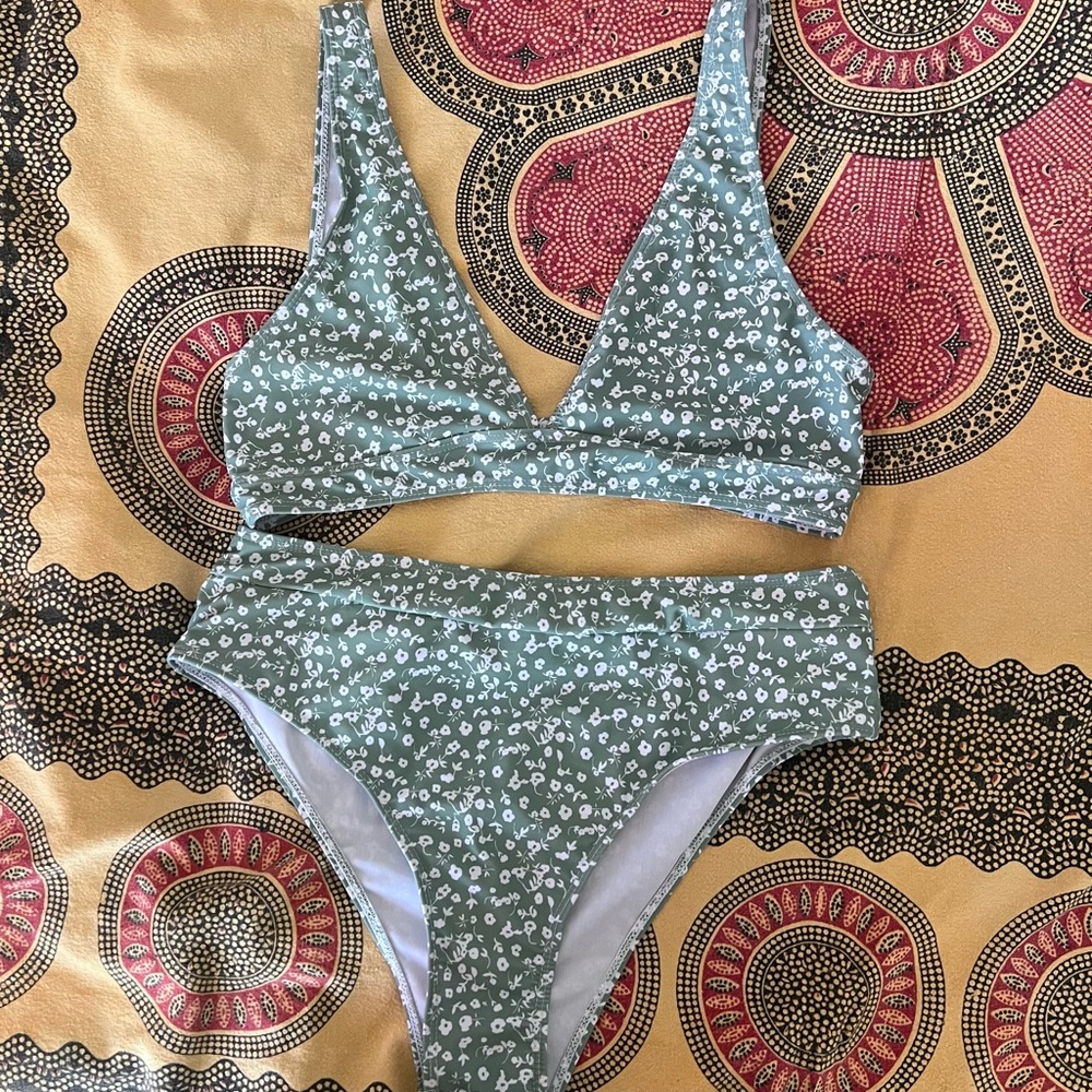 Women’s Size L Green Floral Swimsuit Set